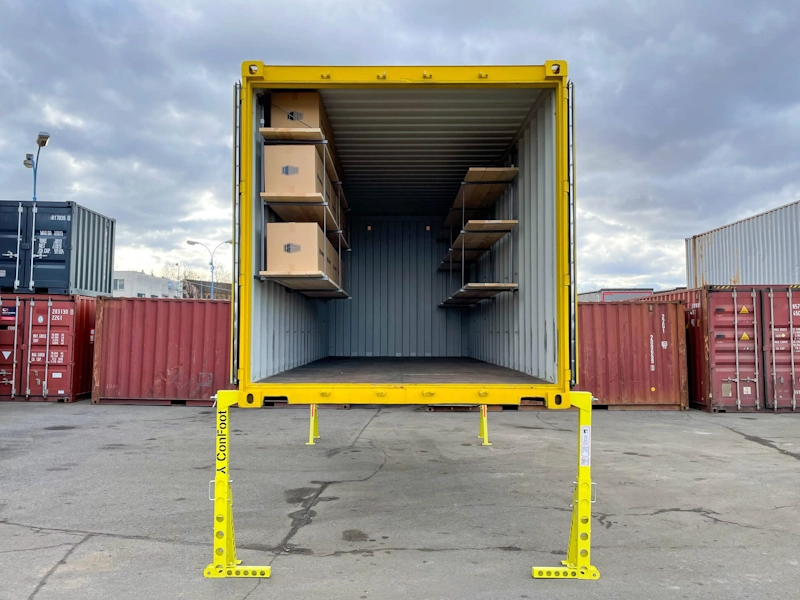 BÉQUILLES POUR CONTAINER MARITIME À QUAI DE DÉCHARGEMENT