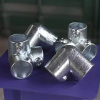 KIT DE FIXATION LATÉRALE D’ENSEIGNE SUR CONTAINER MARITIME