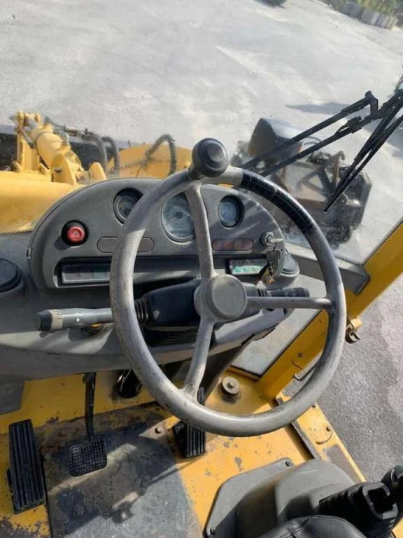 2005 KOMATSU WB70A