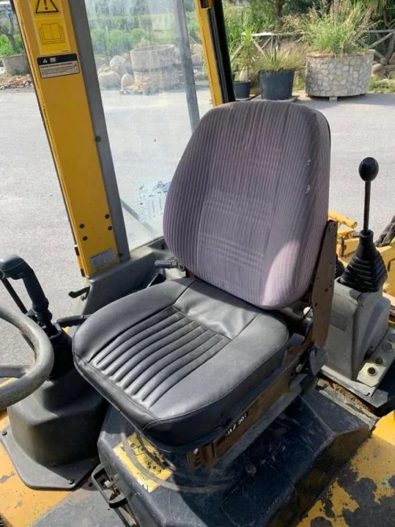 2005 KOMATSU WB70A