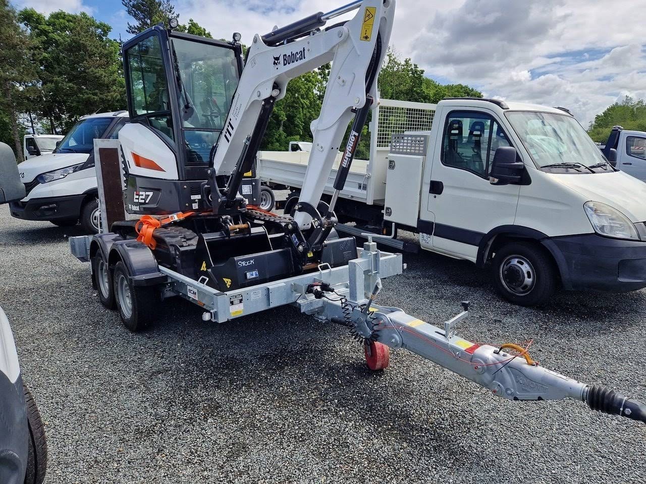 Bobcat E27Z, (2023), 2.7T + Remorque + 3 Godets + Marteau BRH Hydraulique – occasion