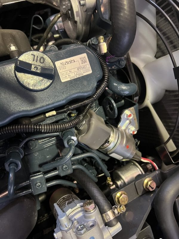 MINI EXCAVATRICE 1200 KG MOTEUR KUBOTA 3 CYLINDRES AVEC CHENILLES RÉTRACTABLES DE 74 CM