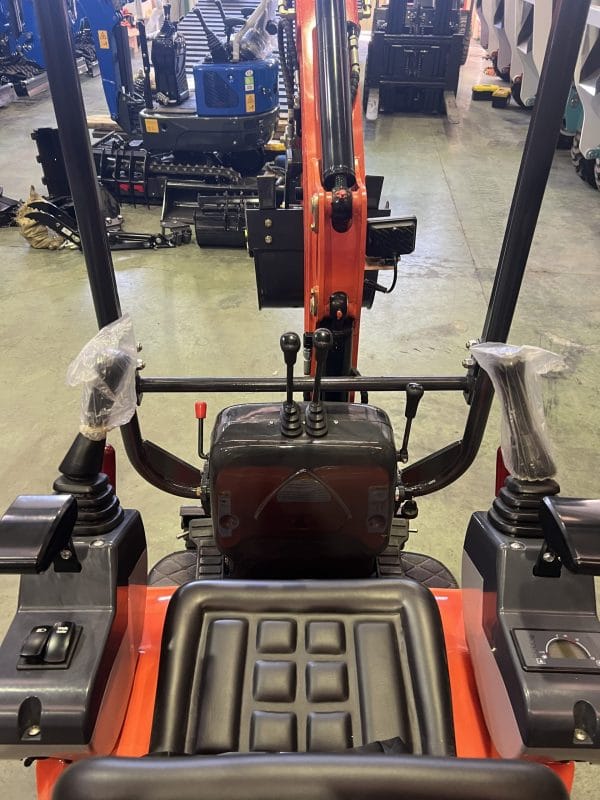 MINI EXCAVATRICE 1200 KG MOTEUR KUBOTA 3 CYLINDRES AVEC CHENILLES RÉTRACTABLES DE 74 CM