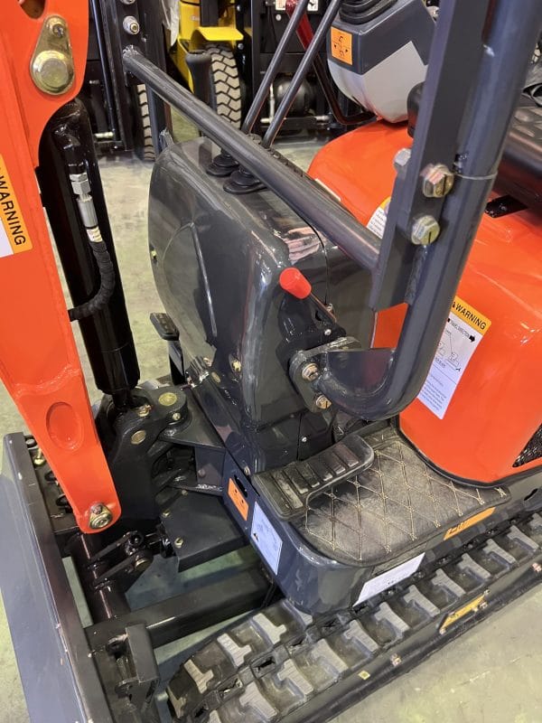 MINI EXCAVATRICE 1200 KG MOTEUR KUBOTA 3 CYLINDRES AVEC CHENILLES RÉTRACTABLES DE 74 CM