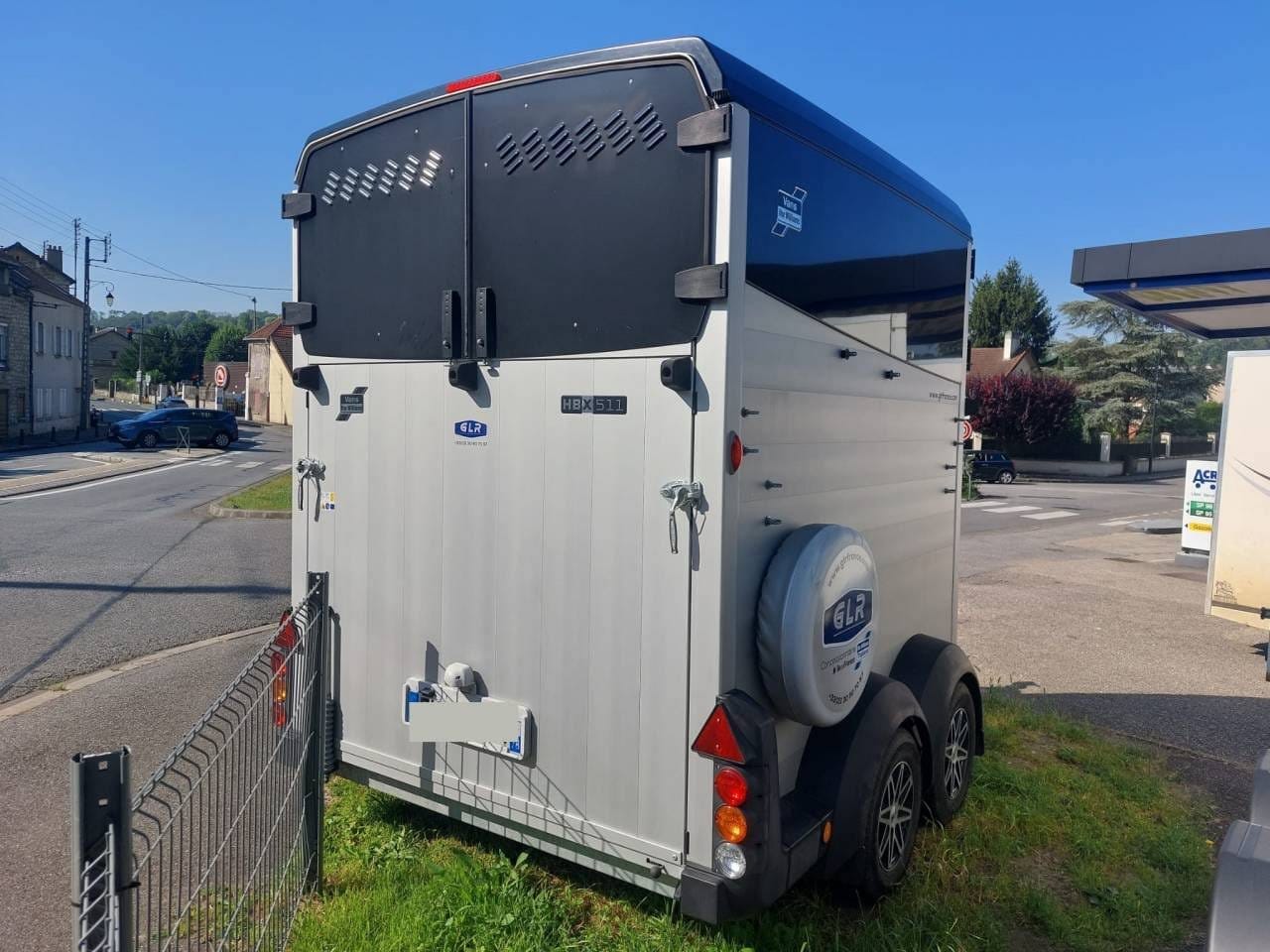 Van HBX511, 2 places pour chevaux spacieux – reconditionné